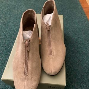 Light brown aerosoles booties. Never worn